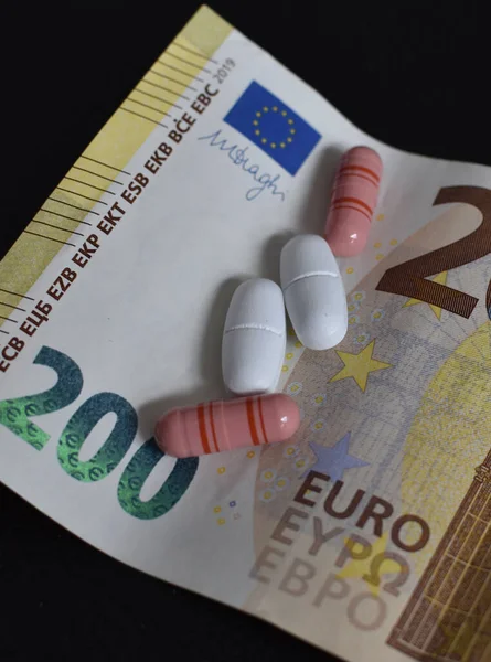 200 Euro Banknotów Leków Tabletek Kapsułek — Zdjęcie stockowe