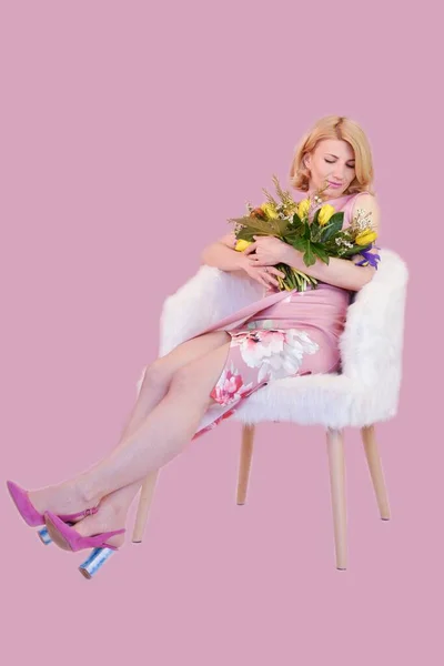 Young Woman Flowers Sits White Chair Pink Background — Foto de Stock