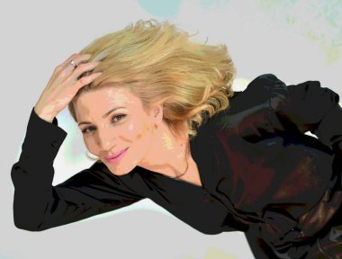 Siyah gömlekli genç sarışın kadın.