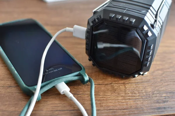 Solar Powered Charger Smartphone Wooden —  Fotos de Stock
