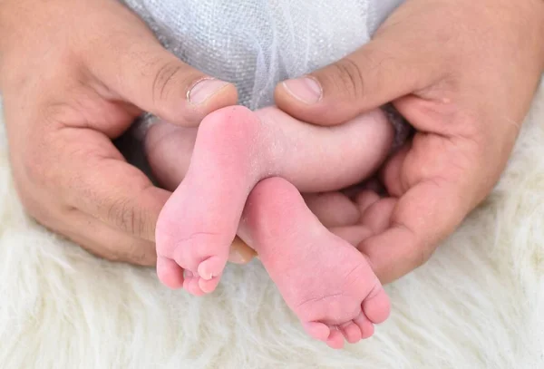 Voeten Van Een Pasgeboren Baby Mannelijke Handen — Stockfoto