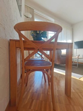 Tahta masa ve sandalye odada.