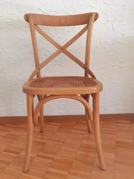 Wooden Wicker Chair Stands Parquet White Wall — Stock Photo, Image