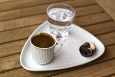 kahve bir bardak su ile