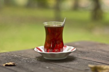 ahşap masa üzerinde Türk çayı