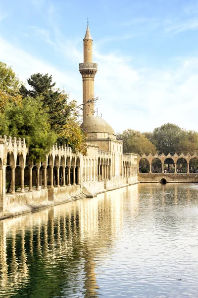 Mezquita Halil Rahman y el lago sagrado en Sanliurfa — Foto de Stock