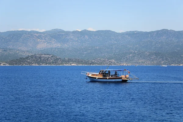 Wzdłuż wybrzeża Morza Śródziemnego, żeglarstwo w kekova, antalya. — Zdjęcie stockowe