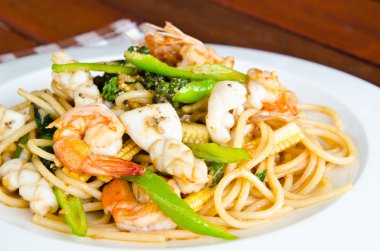 Baharatlı deniz mahsulleri spagetti