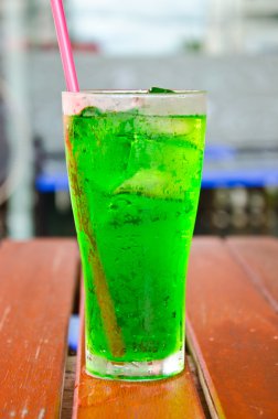 Yeşil soda şurubu karışımı.