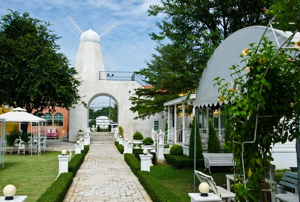 kafe arkasında küçük bir Bahçe.