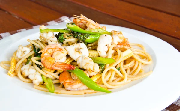 Baharatlı deniz mahsulleri spagetti