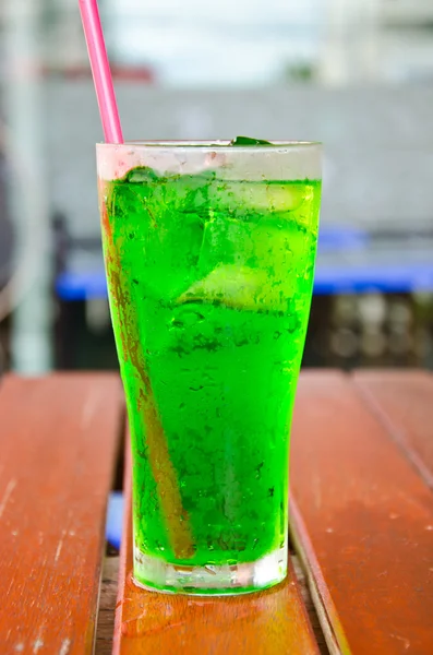 Yeşil soda şurubu karışımı.