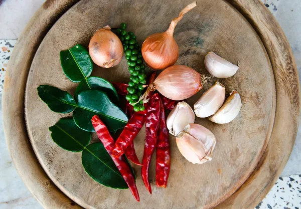 Güney Afrika'da bir kabile kireç yaprakları, soğan, sarımsak, kurutulmuş kırmızı biber ve karabiber.