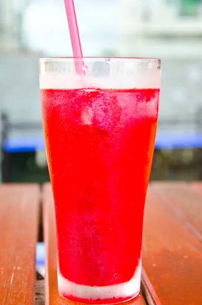 Yeşil soda şurubu karışımı.