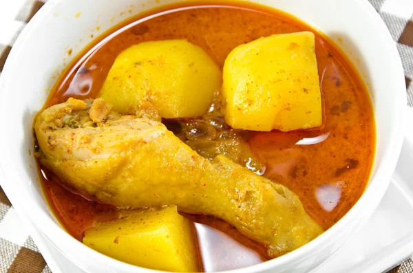 Körili tavuk mussaman