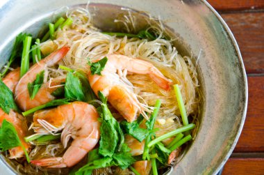 pişmiş karides erişte.