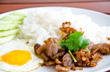 Kızarmış domuz etli pilav