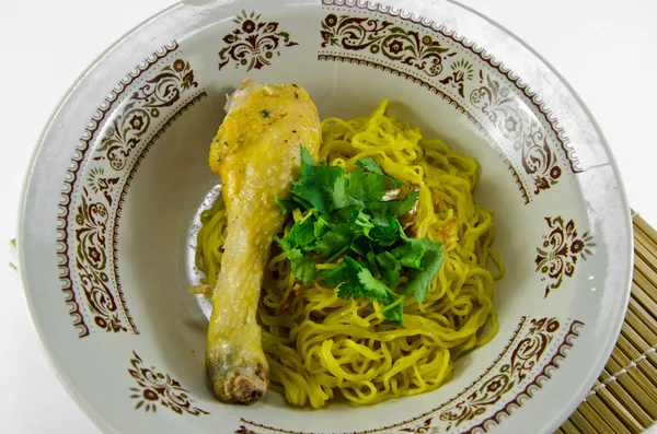 Macarrão de ovo com frango — Fotografia de Stock