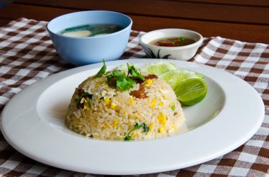 Kızarmış pirinç.