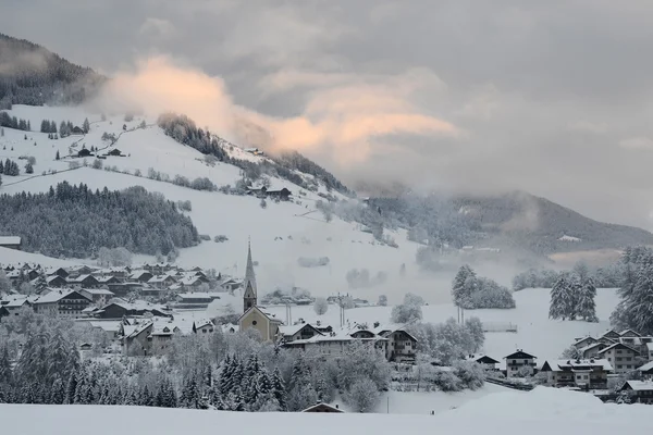 Dolomites'in sabah kış
