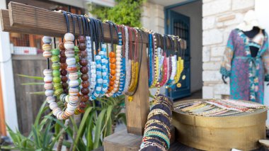 Mağazanın önünde el yapımı bilezikler. Yakın plan..