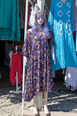 Mağazanın önünde cansız bir mankenin üzerinde geleneksel kıyafetler. Yakın plan..
