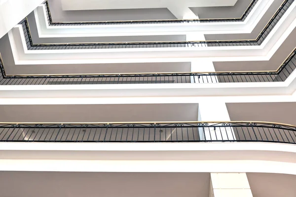 Mimaride basamaklar, desen ve geometri