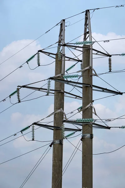 Gökyüzü arka planında yüksek voltajlı bir elektrik hattının açılış metal pilonu