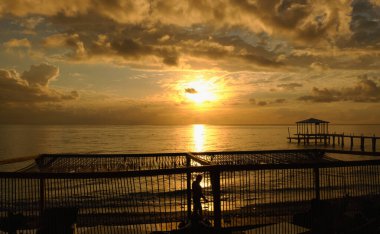 Beldibi plajında altın gün doğumu, Türkiye, Ekim 2021