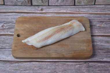 Kesik meşe ağacından yapılmış taze balık filetosu.