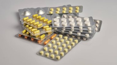 Gri arka plandaki kabarcıklarda uyuşturucu bulunan haplar.