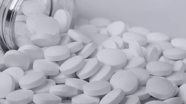 Paketten beyaz tabletler döküldü, yakın plan.