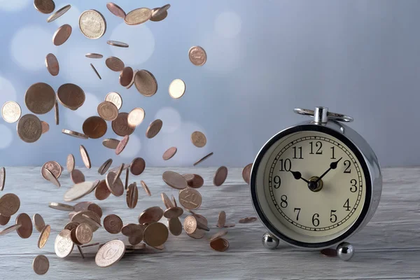 Zaman para konseptidir, gökyüzünden madeni paralar yağıyor, antika saat, hafif bokeh arka plan, Noel için dilek tut
