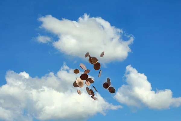 Bozuk para yağmuru beyaz bir buluttan gelir. Finansal refah ve başarılı iş kavramı. Boşluğu kopyalamak.