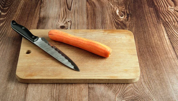 Marchewki Leżą Dębowej Desce Obok Dużego Noża Kuchennego — Zdjęcie stockowe
