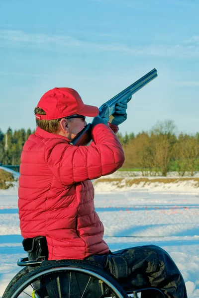 Man Rolstoel Schieten Kleiduif — Stockfoto