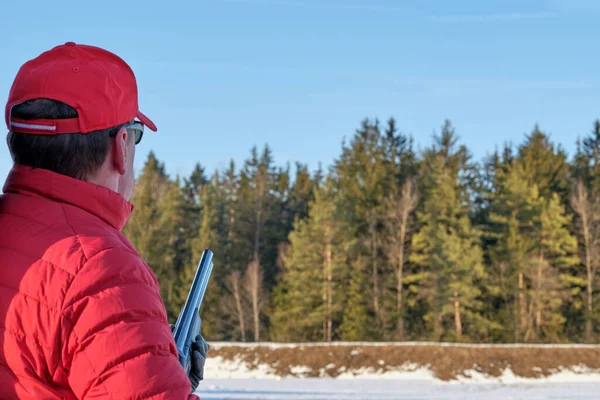 Sportoló Lövész Kész Lőni Egy Agyag Galamb Hátterében Téli Erdő — Stock Fotó