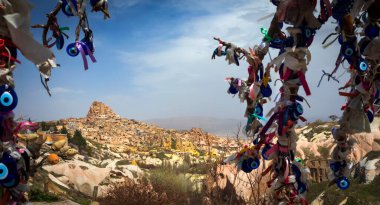 Kapadokya, Türkiye 'nin en ünlü turistik bölgelerinden biridir. Kapadokya 'nın Rock Sites of Cappadocia UNESCO Dünya Mirası' dır. Yer, Güvercin Vadisi. (Gvercinlik vadisi).