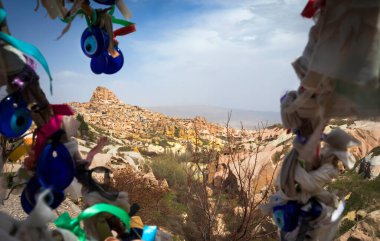 Kapadokya, Türkiye 'nin en ünlü turistik bölgelerinden biridir. Kapadokya 'nın Rock Sites of Cappadocia UNESCO Dünya Mirası' dır. Yer, Güvercin Vadisi. (Gvercinlik vadisi).