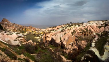 Kapadokya, Türkiye 'nin en ünlü turistik bölgelerinden biridir. Kapadokya 'nın Rock Sites of Cappadocia UNESCO Dünya Mirası' dır. Yer, Güvercin Vadisi. (Gvercinlik vadisi).