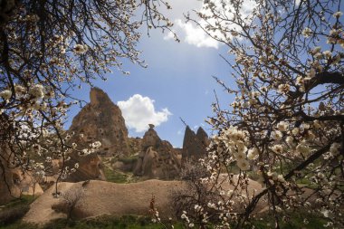 Kapadokya, Türkiye 'nin en ünlü turistik bölgelerinden biridir. Kapadokya 'nın Kaya Sahaları UNESCO Dünya Mirası merkezleri. 
