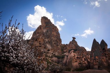 Kapadokya, Türkiye 'nin en ünlü turistik bölgelerinden biridir. Kapadokya 'nın Kaya Sahaları UNESCO Dünya Mirası merkezleri. 