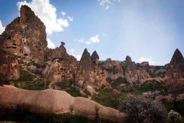 Kapadokya, Türkiye 'nin en ünlü turistik bölgelerinden biridir. Kapadokya 'nın Kaya Sahaları UNESCO Dünya Mirası merkezleri. 