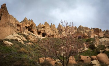 Kapadokya, Türkiye 'nin en ünlü turistik bölgelerinden biridir. Kapadokya 'nın Rock Sites of Cappadocia UNESCO Dünya Mirası' dır. Konum: Zelve Açık Hava Müzesi.