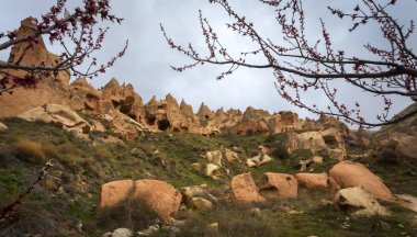 Kapadokya, Türkiye 'nin en ünlü turistik bölgelerinden biridir. Kapadokya 'nın Rock Sites of Cappadocia UNESCO Dünya Mirası' dır. Konum: Zelve Açık Hava Müzesi.