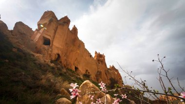 Kapadokya, Türkiye 'nin en ünlü turistik bölgelerinden biridir. Kapadokya 'nın Rock Sites of Cappadocia UNESCO Dünya Mirası' dır. Konum: Zelve Açık Hava Müzesi.