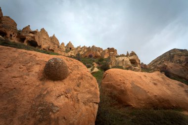 Kapadokya, Türkiye 'nin en ünlü turistik bölgelerinden biridir. Kapadokya 'nın Rock Sites of Cappadocia UNESCO Dünya Mirası' dır. Konum: Zelve Açık Hava Müzesi.