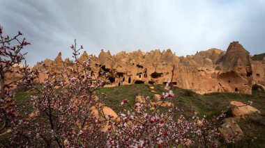 Kapadokya, Türkiye 'nin en ünlü turistik bölgelerinden biridir. Kapadokya 'nın Rock Sites of Cappadocia UNESCO Dünya Mirası' dır. Konum: Zelve Açık Hava Müzesi.