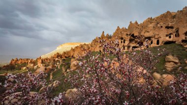 Kapadokya, Türkiye 'nin en ünlü turistik bölgelerinden biridir. Kapadokya 'nın Rock Sites of Cappadocia UNESCO Dünya Mirası' dır. Konum: Zelve Açık Hava Müzesi.