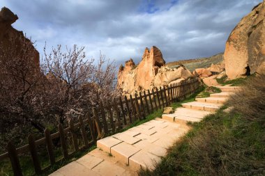 Kapadokya, Türkiye 'nin en ünlü turistik bölgelerinden biridir. Kapadokya 'nın Rock Sites of Cappadocia UNESCO Dünya Mirası' dır. Konum: Zelve Açık Hava Müzesi.